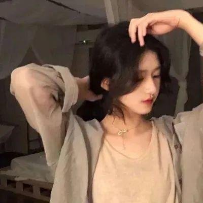 随盲柳入眠的女人
